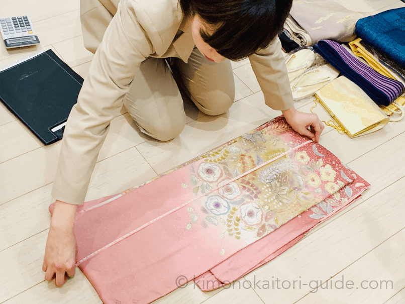 着物を査定員が広げてる画像