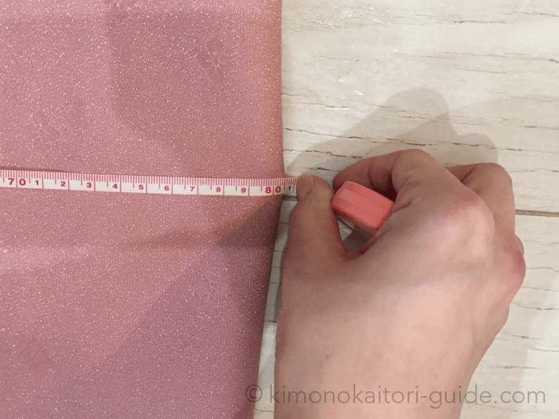 着物の丈の長さを測る様子
