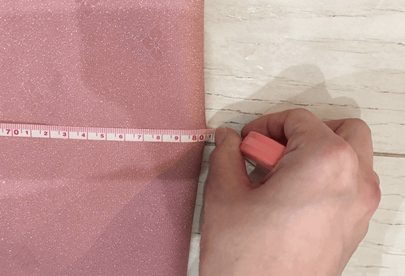 着物の丈の長さを計測する査定スタッフ